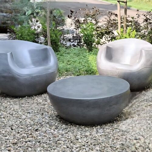 Betonnen zitelementen en tafel Stool 38 Deze set staat in Zevenaar. Het moderne straatmeubilair van de Stool-serie is niet alleen duurzaam en onderhoudsarm, maar ook een echte blikvanger dankzij het organisch gevormde beton.